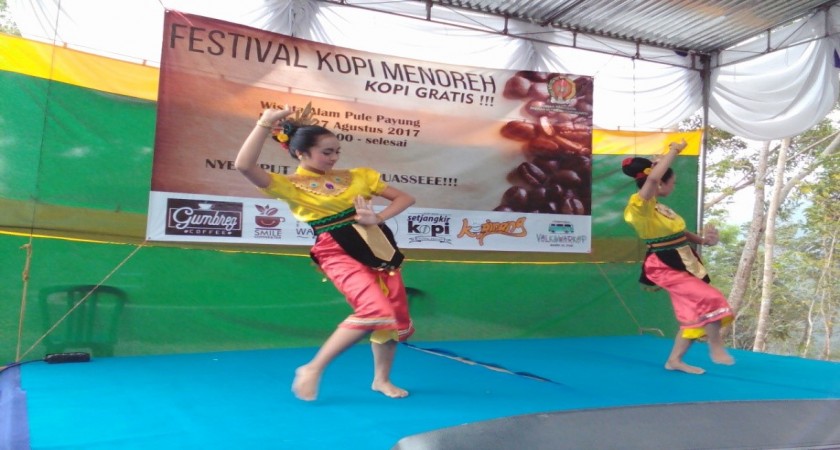 PENARI “GANDES LUWES” SMP NEGERI 2 KOKAP TAMPIL DI TEMPAT WISATA PULEPAYUNG